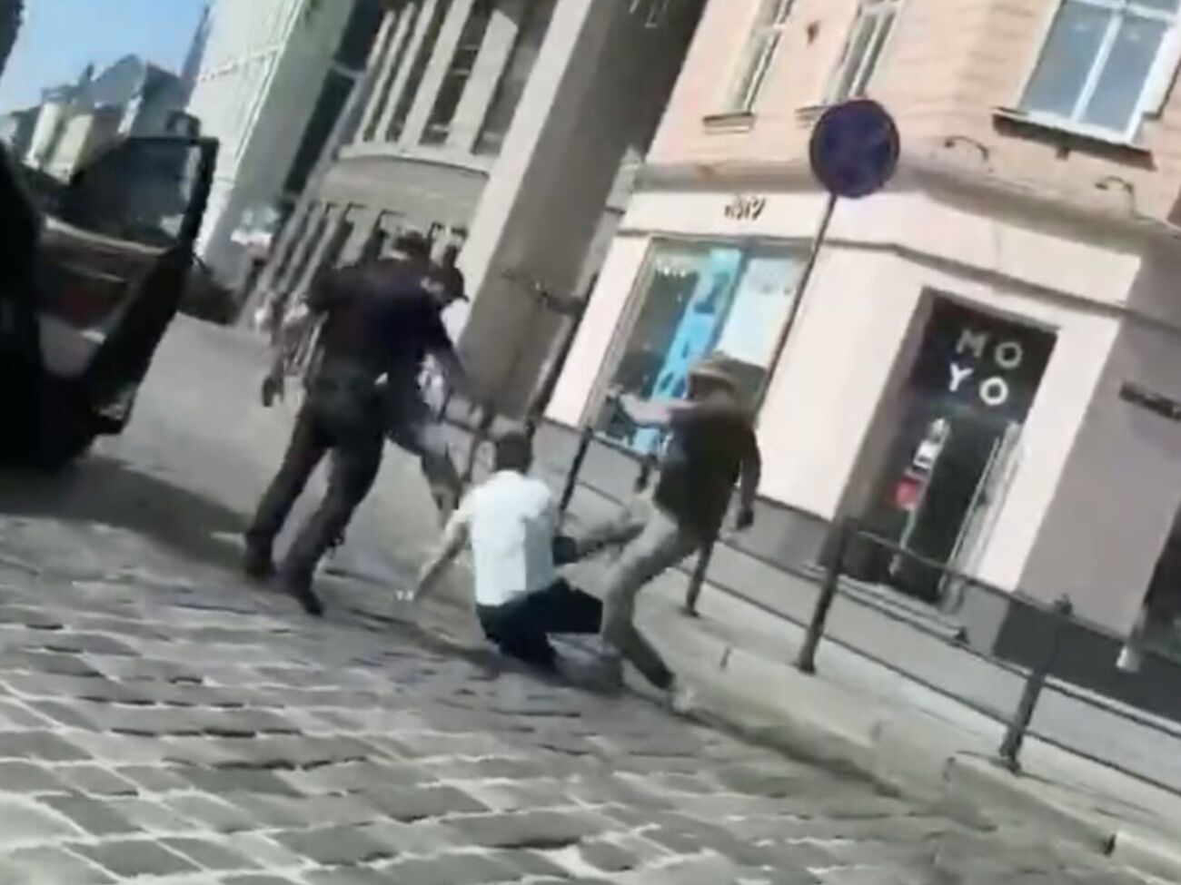 У Львівському ТЦК й поліції відреагували на відео, на якому, ймовірно, чоловіка б'ють ногами