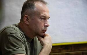 Нардепи ініціювали запит до Зеленського щодо звільнення Сирського