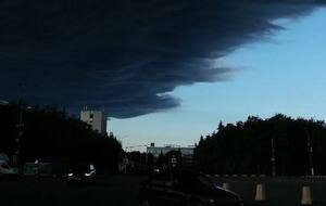 Москва погружается во тьму. На смену нефтяному дождю пришел "снег" из пепла. Фото, видео