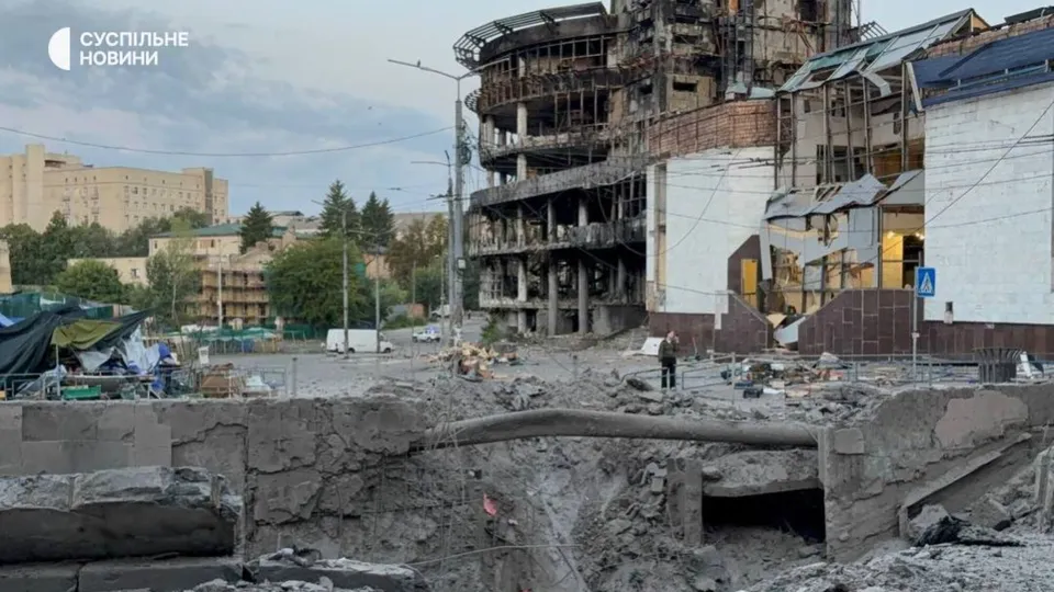 Десятки балістичних ракет. РФ атакувала п'ять районів Києва, через руйнування "Лук'янівку" закрили. Фото