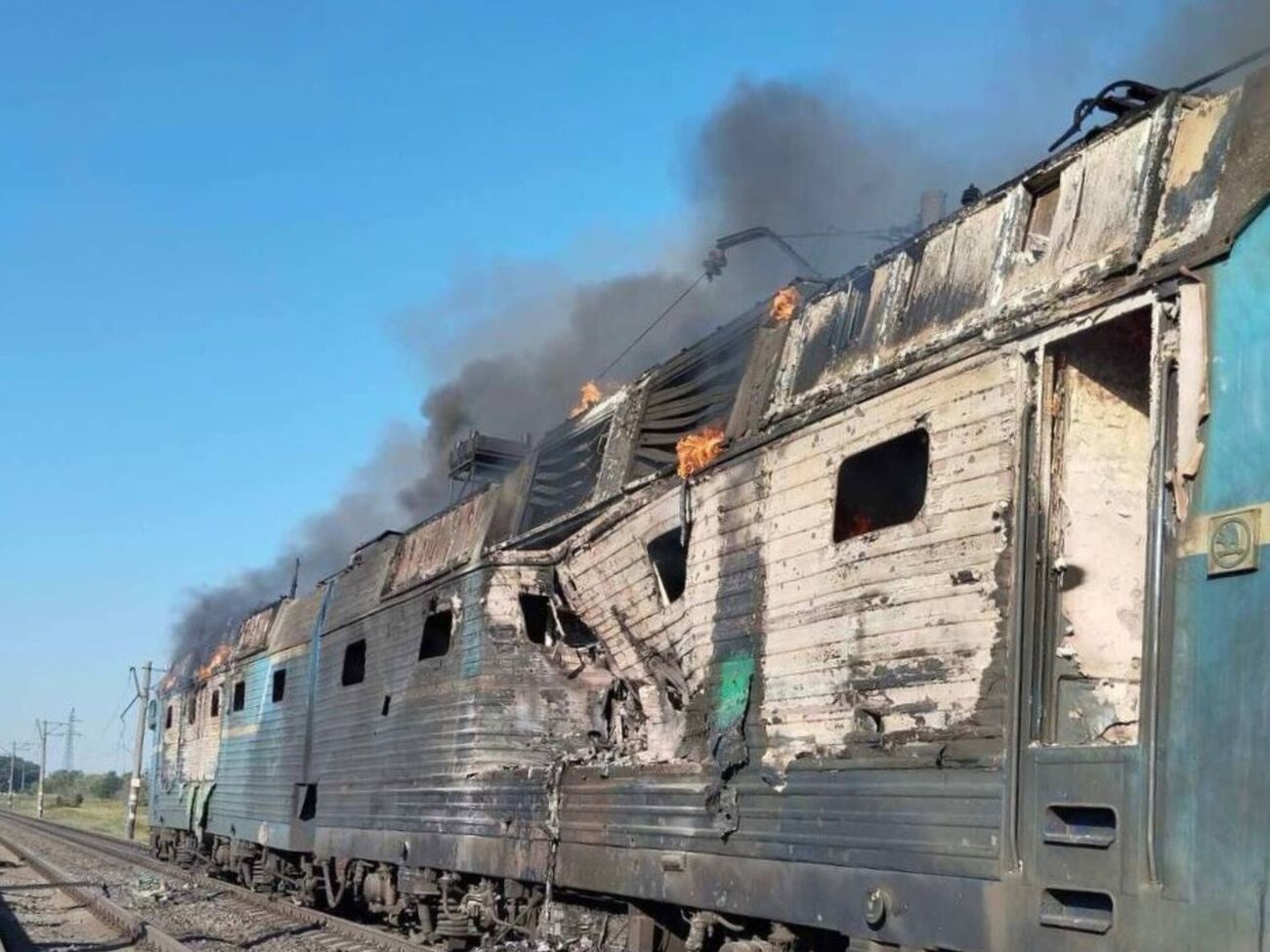 Росія вдарила по пасажирському поїзду, постраждала провідниця. Фото