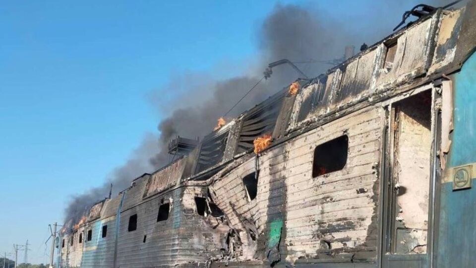 Росія вдарила по пасажирському поїзду, постраждала провідниця. Фото