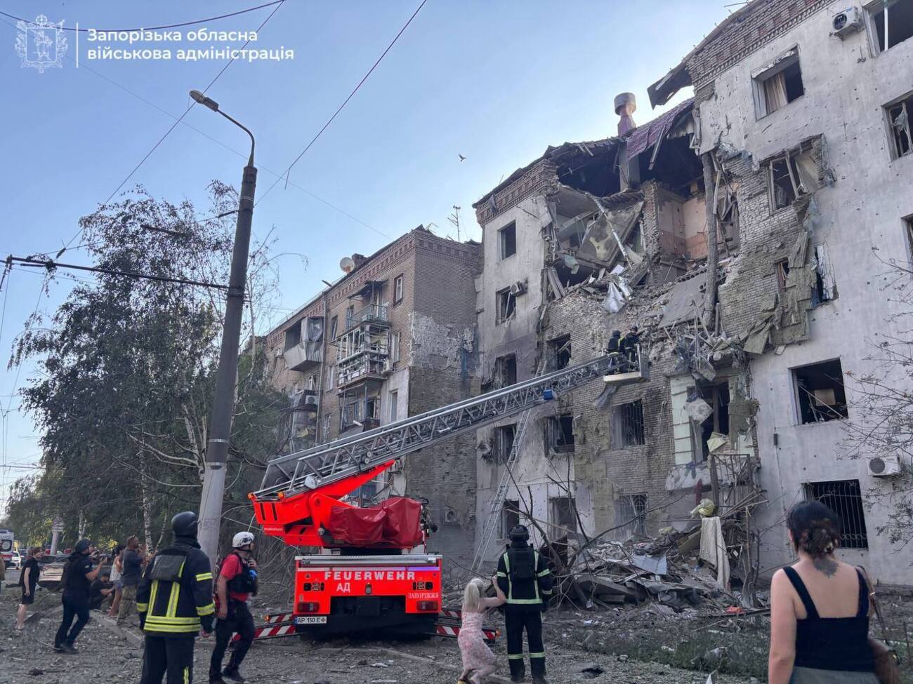 РФ ударила КАБ по п'ятиповерхівці в Запоріжжі. Є загиблі, під завалами жінка з дитиною. Відео