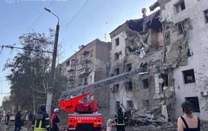 РФ ударила КАБ по пятиэтажке в Запорожье. Есть погибшие, под завалами – женщина с ребенком. Видео