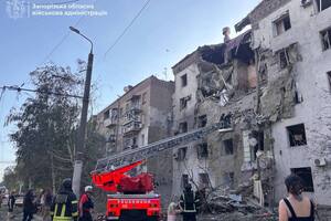 РФ ударила КАБ по п'ятиповерхівці в Запоріжжі. Є загиблі, під завалами – жінка з дитиною. Відео
