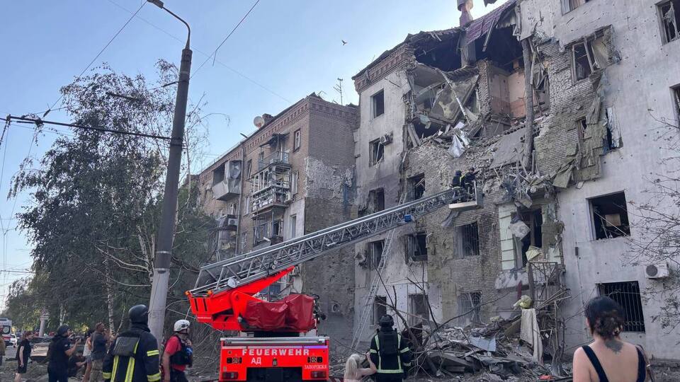 РФ ударила КАБ по п'ятиповерхівці в Запоріжжі. Є загиблі, під завалами – жінка з дитиною. Відео