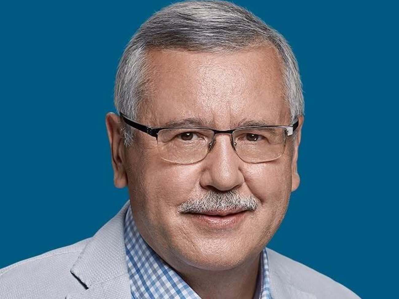 Він копає яму для власної країни