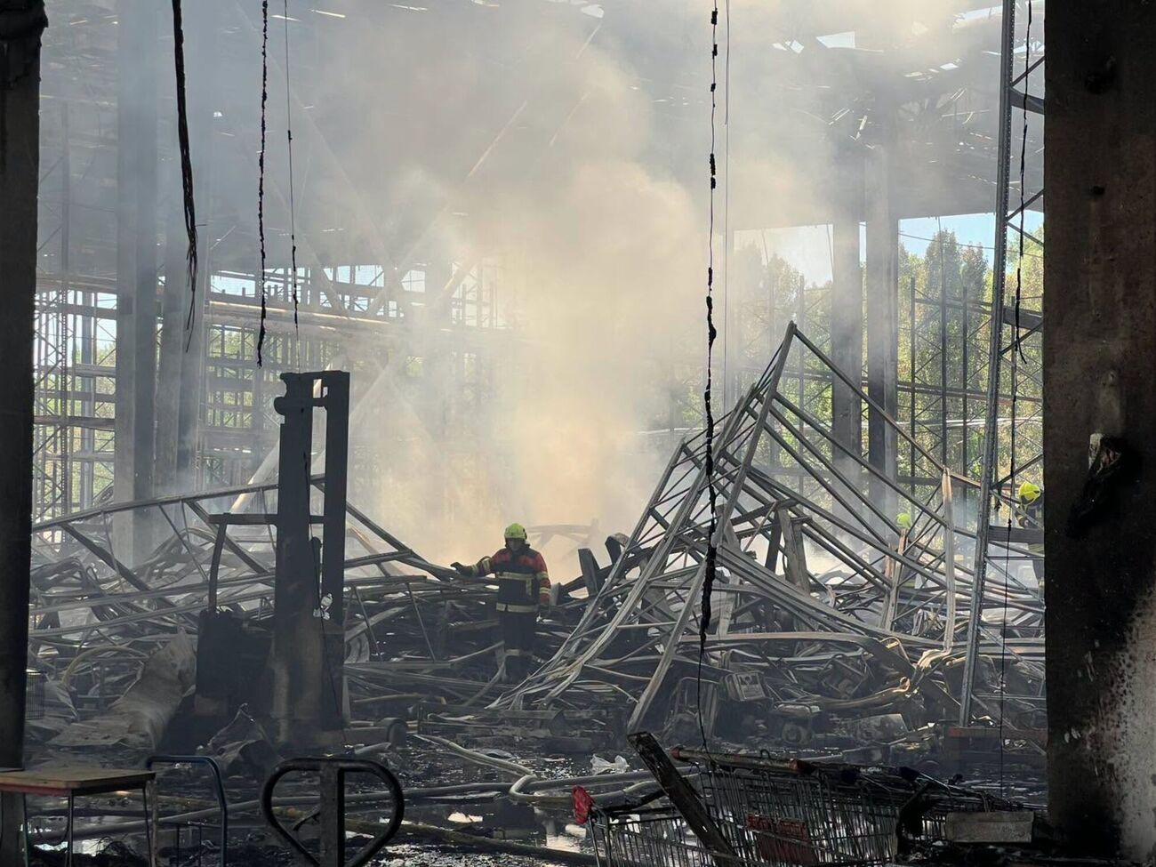 У Києві зросла кількість загиблих. Згорів один з основних логістичних центрів Червоного Хреста. Фото