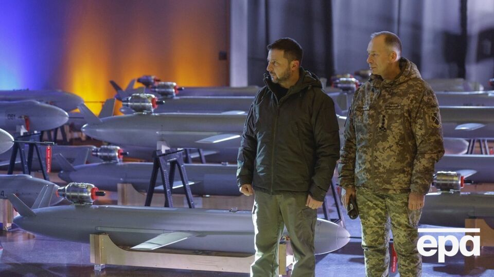 Зеленский рассматривает 11 кандидатов на должность главкома вместо Сырского – Bloomberg