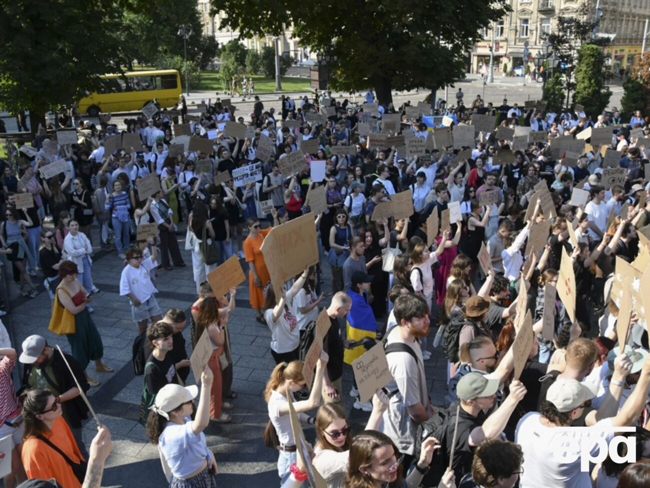 У Києві й інших містах четвертий день поспіль тривали протести. Лунали нові заклики 