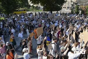 У Києві й інших містах четвертий день поспіль тривали протести. Лунали нові заклики