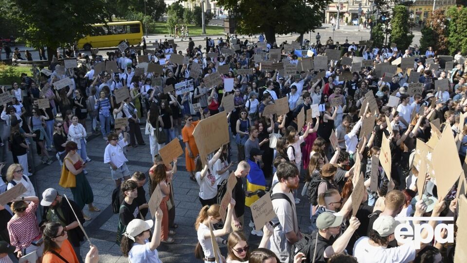У Києві й інших містах четвертий день поспіль тривали протести. Лунали нові заклики