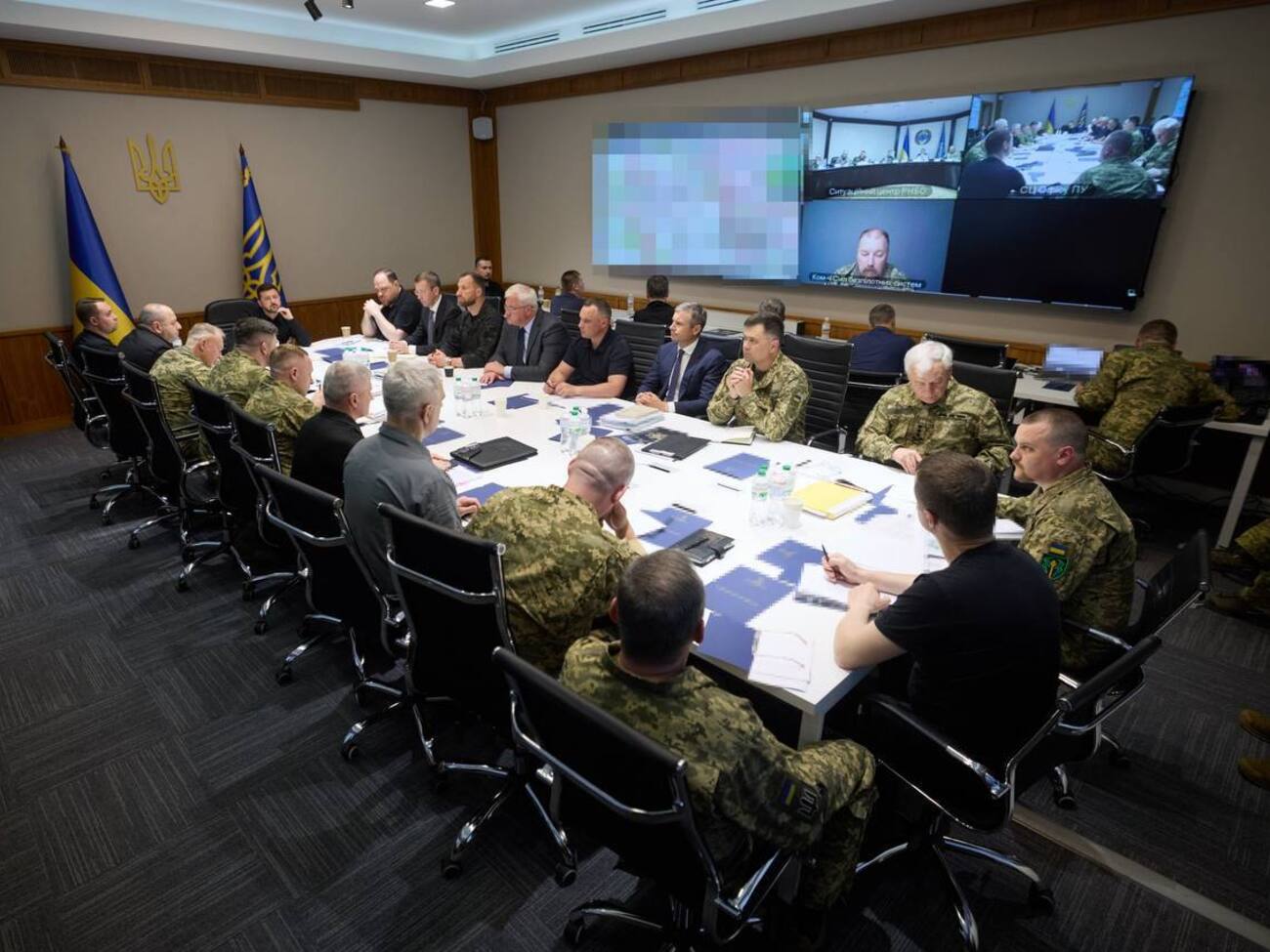 "Уперше було пряме, безпосереднє спілкування". Зеленський провів спеціальне засідання ставки