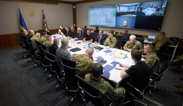"Уперше було пряме, безпосереднє спілкування". Зеленський провів спеціальне засідання ставки
