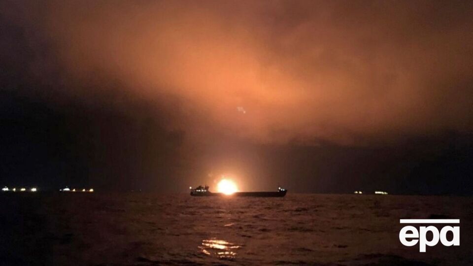 "Пролунав вибух, я піднявся на палубу, а все знищено". Іноземці розповіли про атаку на судно біля Румунії
