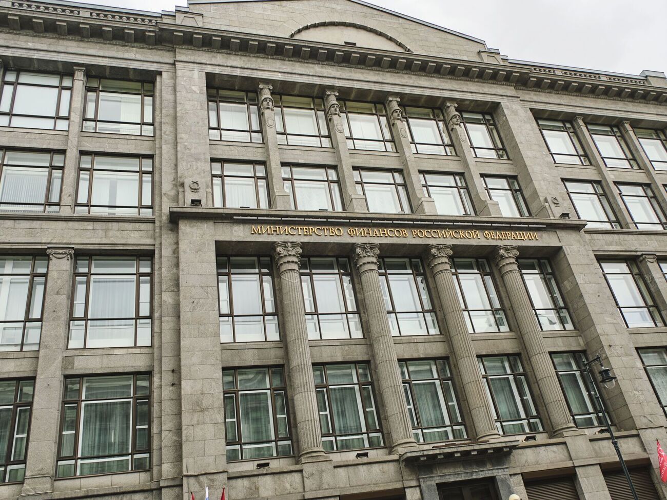 Минфин РФ приостановил продажу гособлигаций из-за обвала рынка