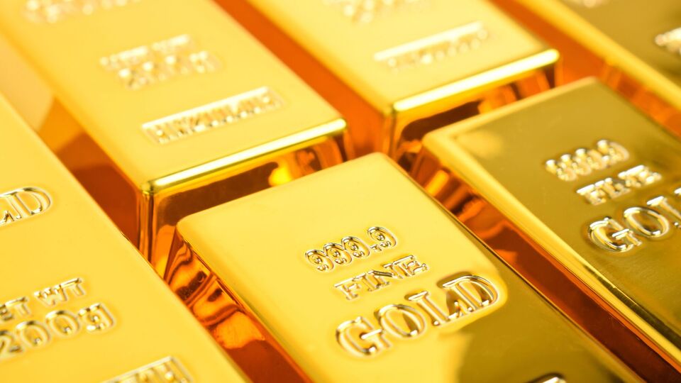 Центробанк РФ рекордными темпами распродает золото. В чем причина?