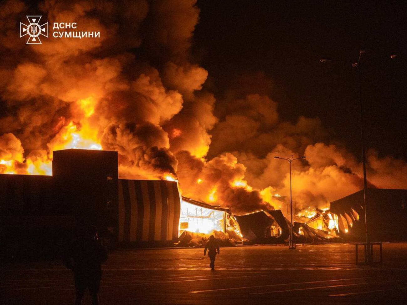 Велика пожежа і удар по рятівниках. Окупанти вдарили по Сумах