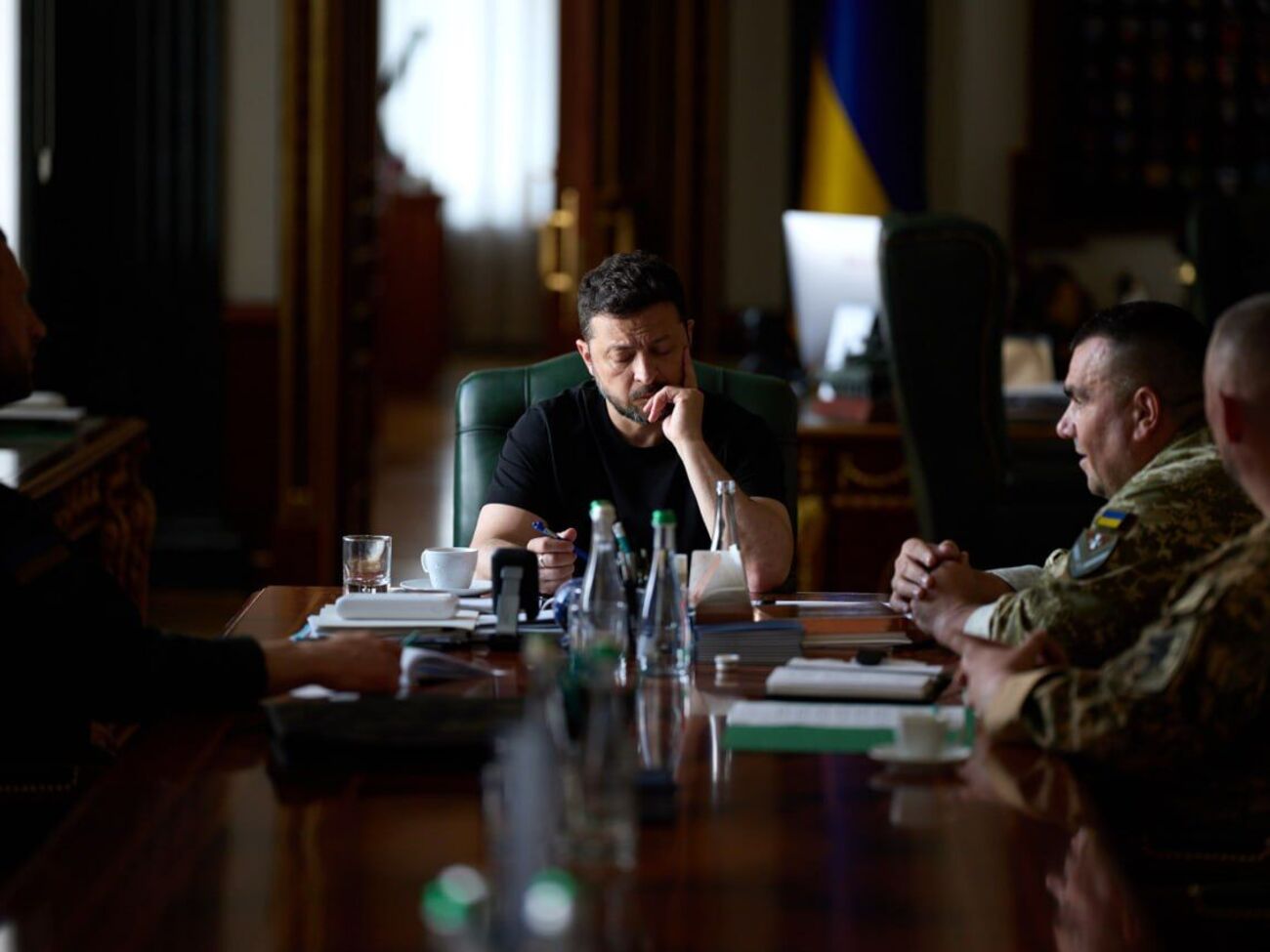 Зеленський після зустрічі з військовими: Україна готується до різних варіантів розвитку подій