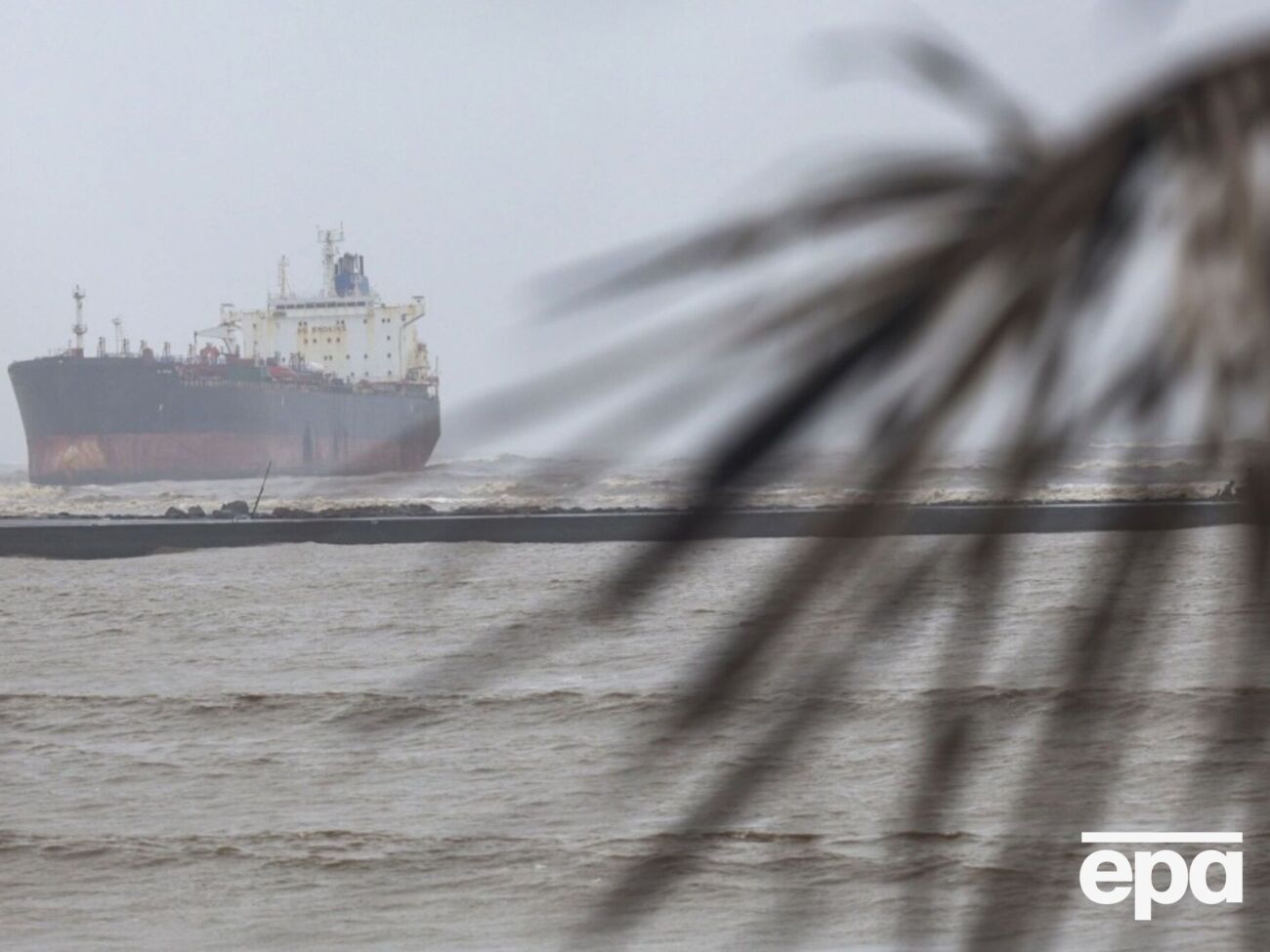 Казахстан скорочує експорт нафти через Росію у звя'зку з атаками на танкери в Чорному морі – Bloomberg