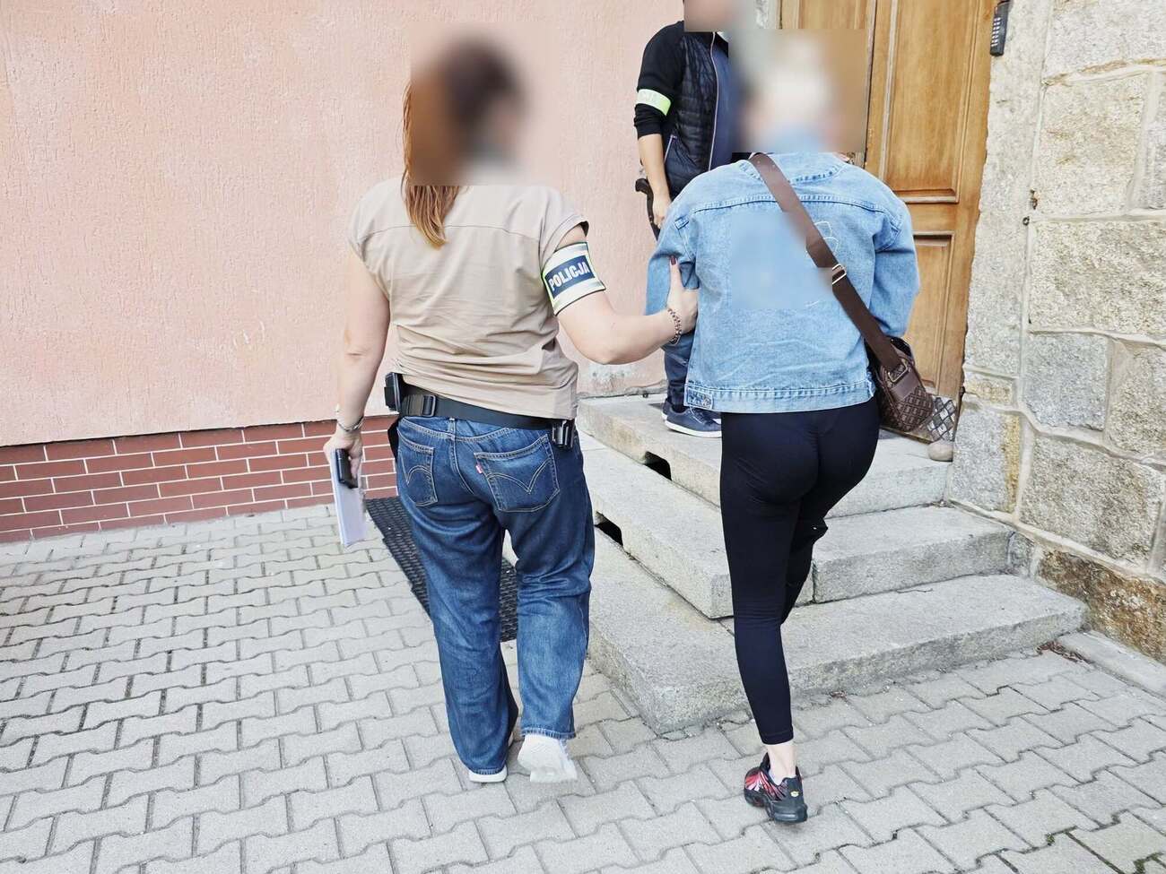 Підозрювану у побитті українських підлітків у Польщі затримали. Що їй загрожує