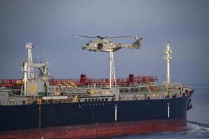 "Усиливаем давление". В Средиземном море задержали танкер российского "теневого флота"