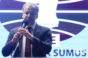 Под санкции ЕС попал директор Международной шахматной федерации. Он сразу же сложил полномочия