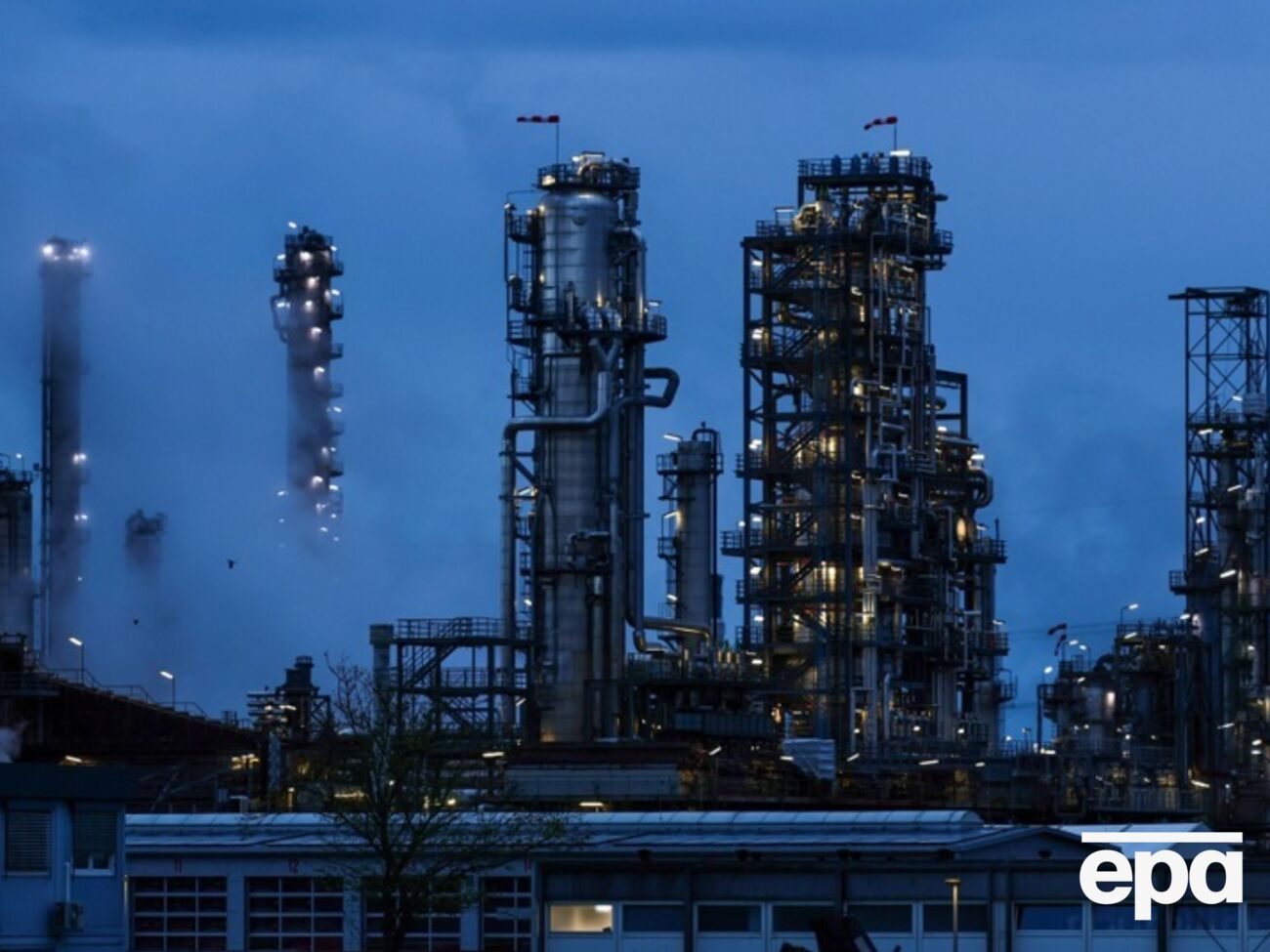 Цена на нефть упала ниже $100