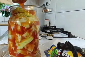 Маринованная капуста в томатной пасте – быстрый рецепт вкусной консервации на зиму