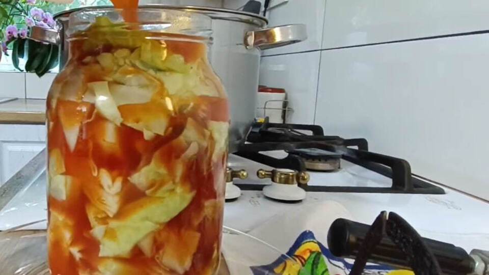 Маринована капуста в томатній пасті – швидкий рецепт смачної консервації на зиму