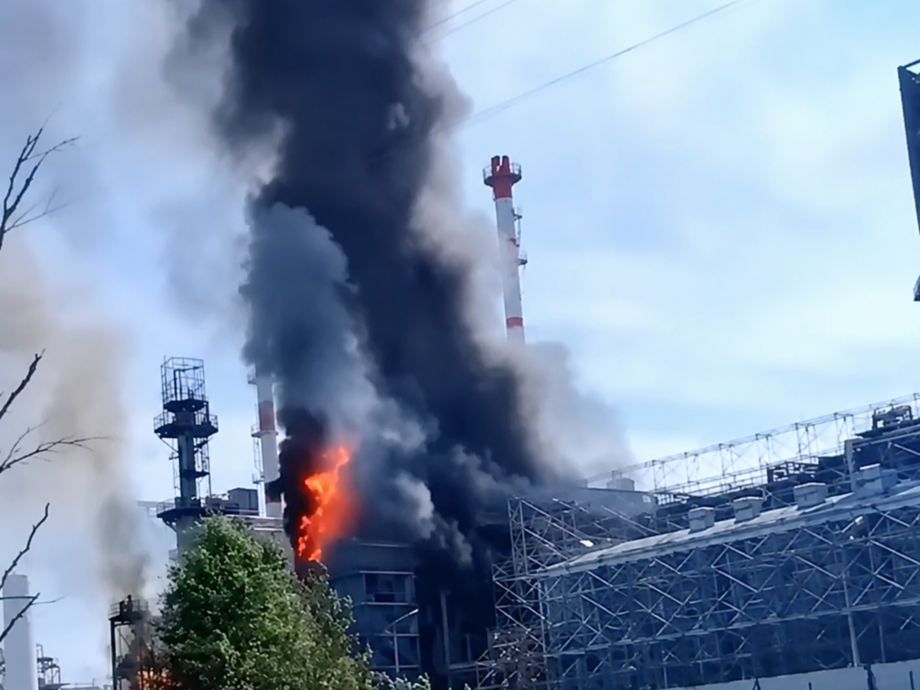 "Мамо рідна, що відбувається?". БПЛА атакували НПЗ у Тюмені за 2 тис. км від України, виникла пожежа