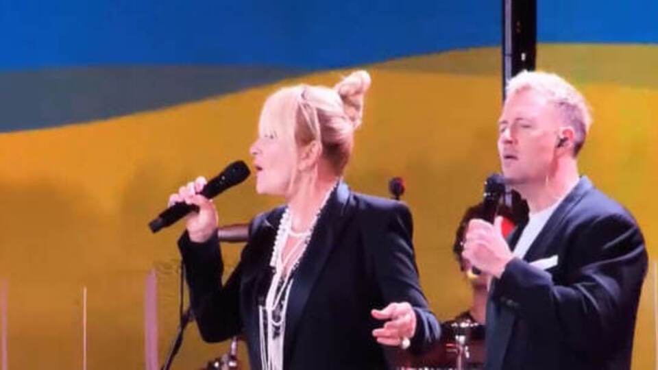Вайкуле спела украинскую песню в Юрмале на фоне желто-синего флага. Видео