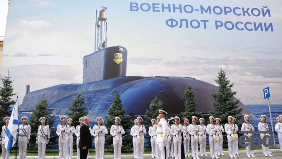 "Оператор уже на Колыме". Путина высмеяли за день ВМФ с нарисованной подлодкой. Видео