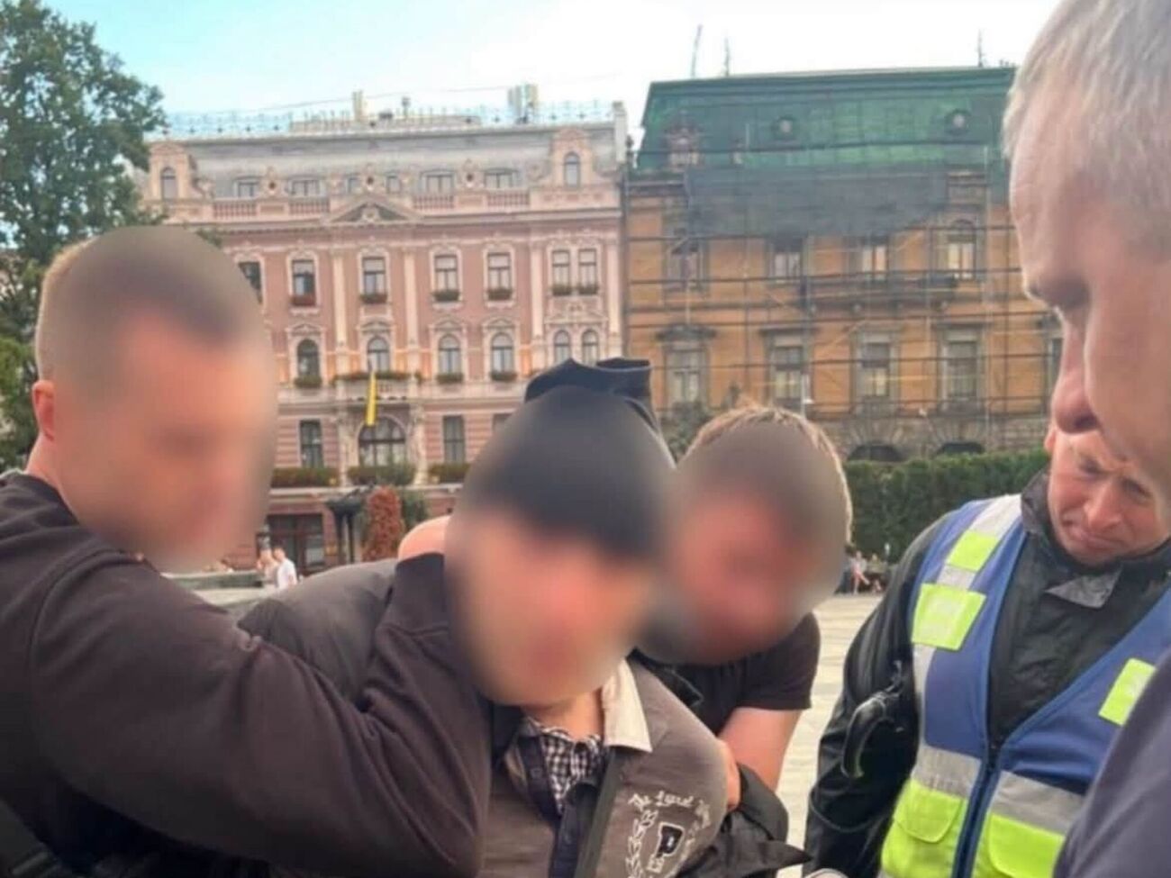 Во Львове во время протеста в поддержку Федорова задержали мужчину в балаклаве и с ножом