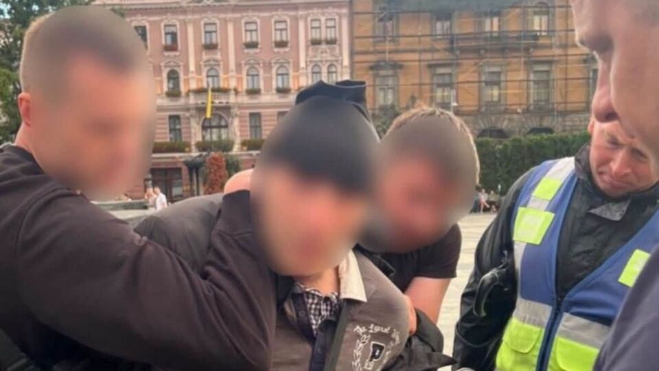 Во Львове во время протеста в поддержку Федорова задержали мужчину в балаклаве и с ножом