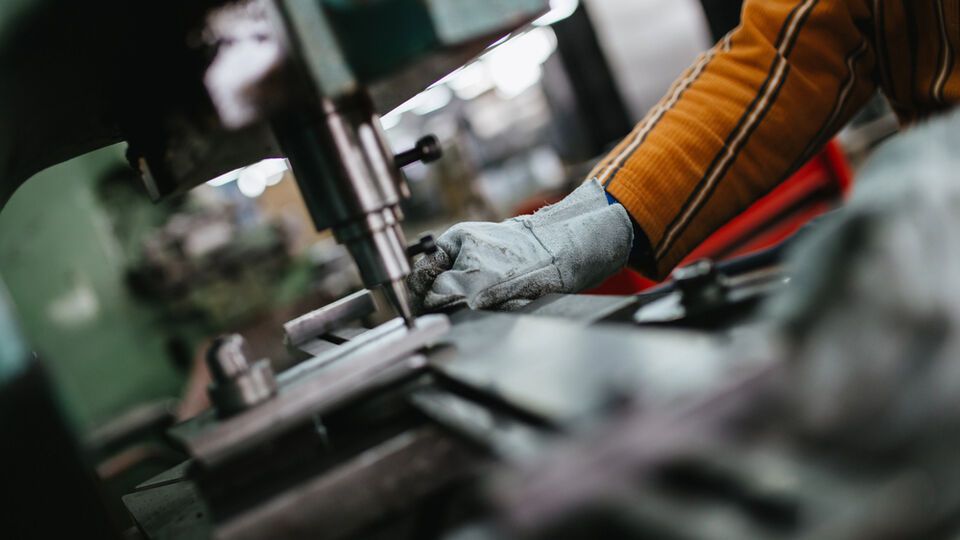 Більшість українців вважає промисловість основою економічного зростання – соцопитування