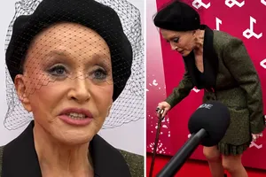 "Еле ходит и перенесла операцию на сердце". Пугачева сгорбленной прошлась перед журналистами. Видео