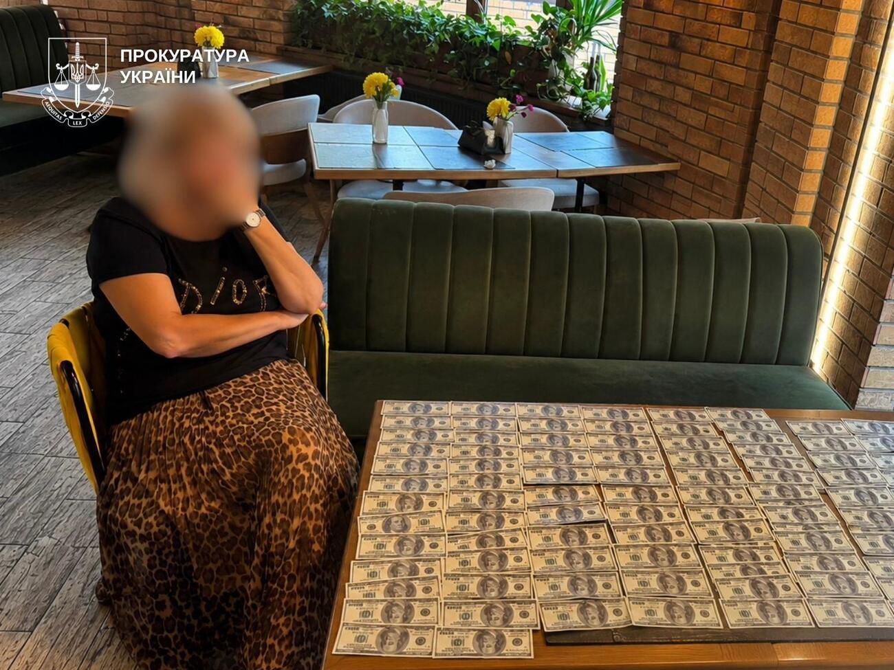 "10 кг смородини" за відстрочку на час "навчання". Освітянкам у Києві оголосили про підозру 