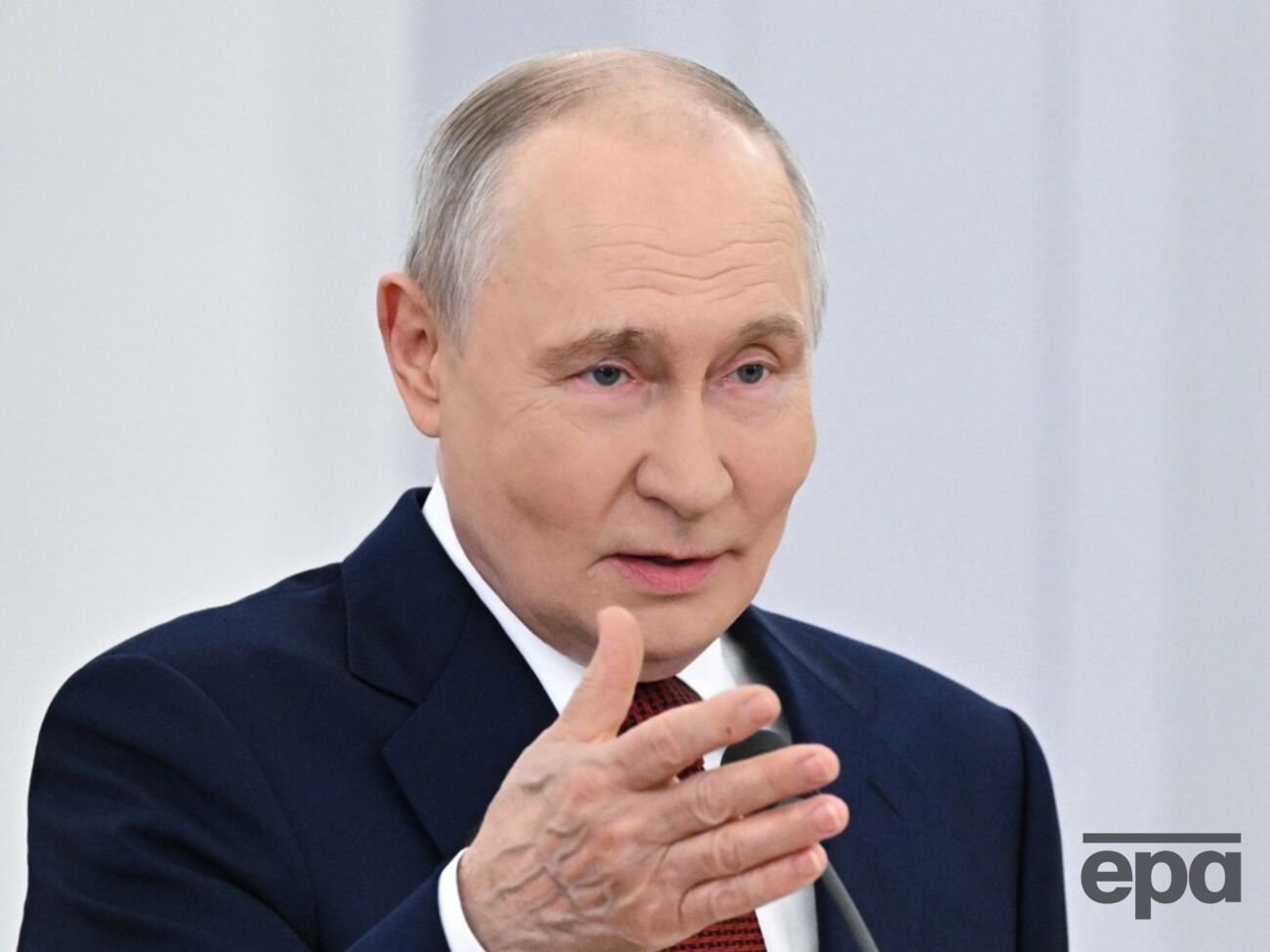 "Я уже и правительство люблю, и Путина уважаю". Блогер в РФ после критики власти резко "переобулся"