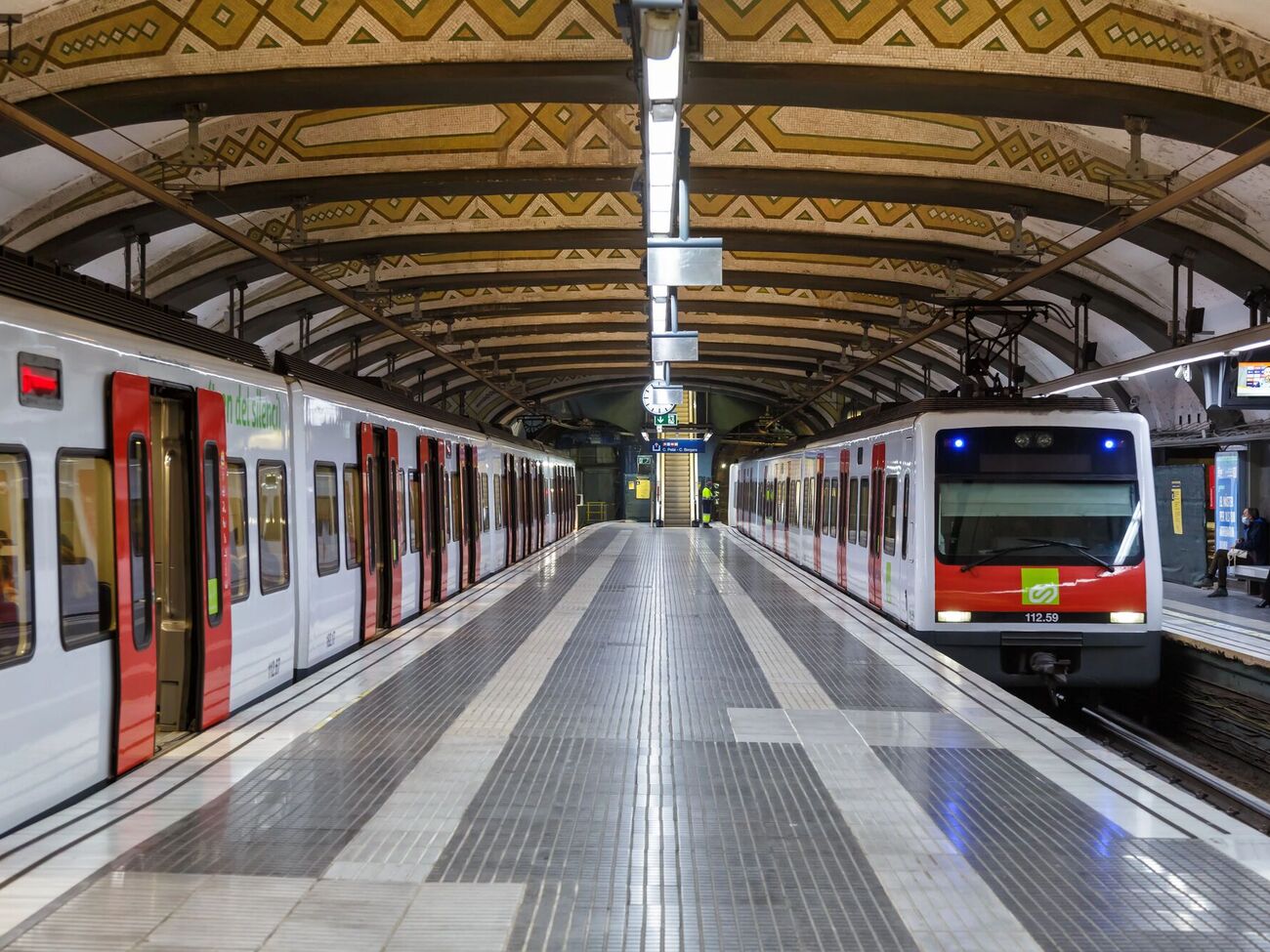 Люди шли сквозь дым по тоннелям. В метро Барселоны произошел пожар, более 100 пострадавших. Видео