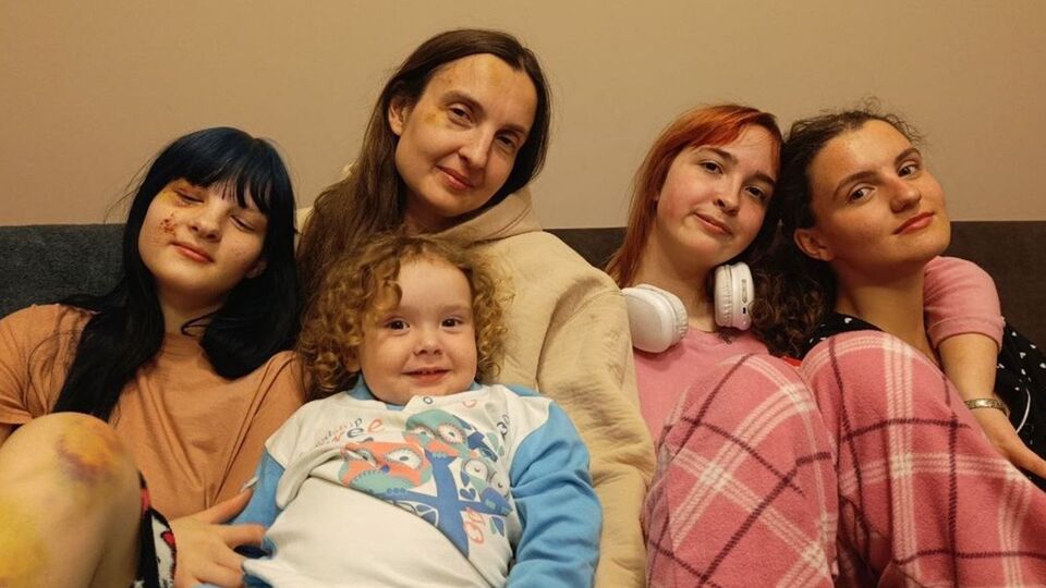 Історія киянки, чий дім зруйнували росіяни, увійшла до музею "Голоси Мирних" Фонду Ріната Ахметова