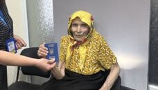Українка, якій майже 100 років, отримала свій перший закордонний паспорт, щоб побачити онуків