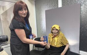 Українка, якій майже 100 років, отримала свій перший закордонний паспорт, щоб побачити онуків