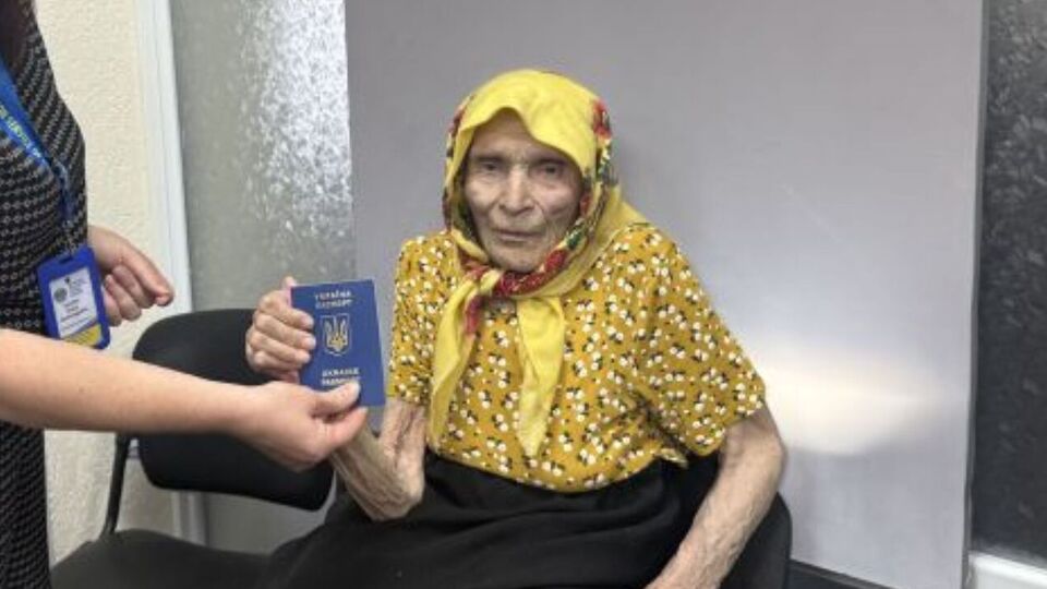 Українка, якій майже 100 років, отримала свій перший закордонний паспорт, щоб побачити онуків