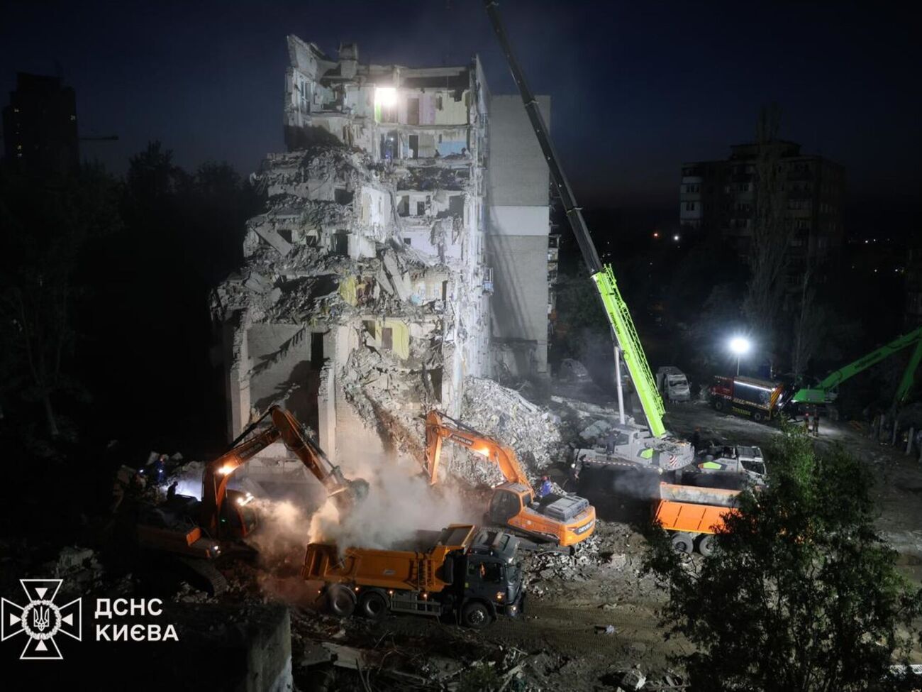 Кількість загиблих від атаки РФ у Києві зросла. Зеленський пояснив, чому Путін воює проти житлових будинків