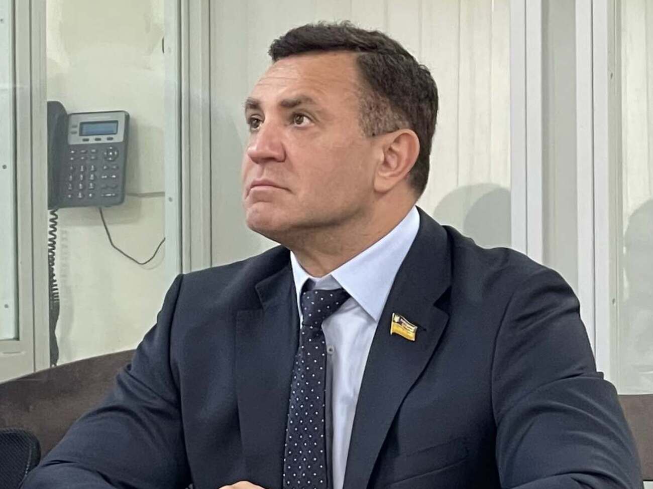 Пальцем по корупції, часником – по лобі. Тищенко влаштував в суді шоу, а його закидали помідорами