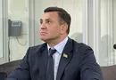 Пальцем по корупції, часником – по лобі. Тищенко влаштував у суді шоу, а його закидали помідорами
