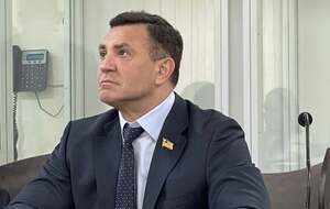 Пальцем по коррупции, чесноком – по лбу. Тищенко устроил в суде шоу, а его забросали помидорами