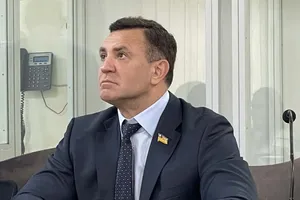 Пальцем по корупції, часником – по лобі. Тищенко влаштував у суді шоу, а його закидали помідорами