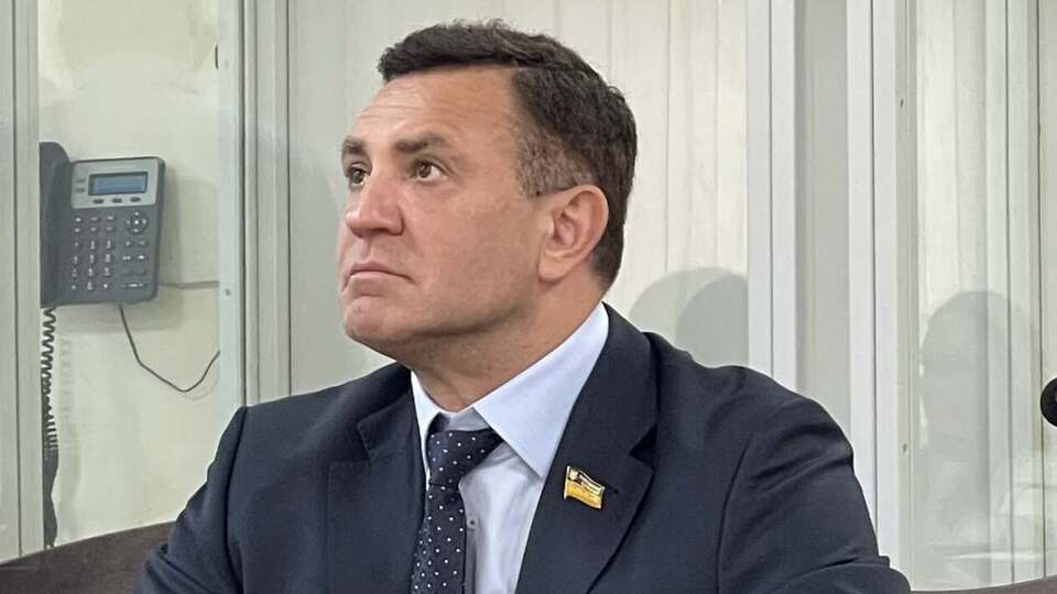 Пальцем по корупції, часником – по лобі. Тищенко влаштував у суді шоу, а його закидали помідорами